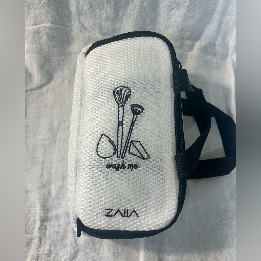White and Black Travel Bag with Accessories - Picture 2 of 16